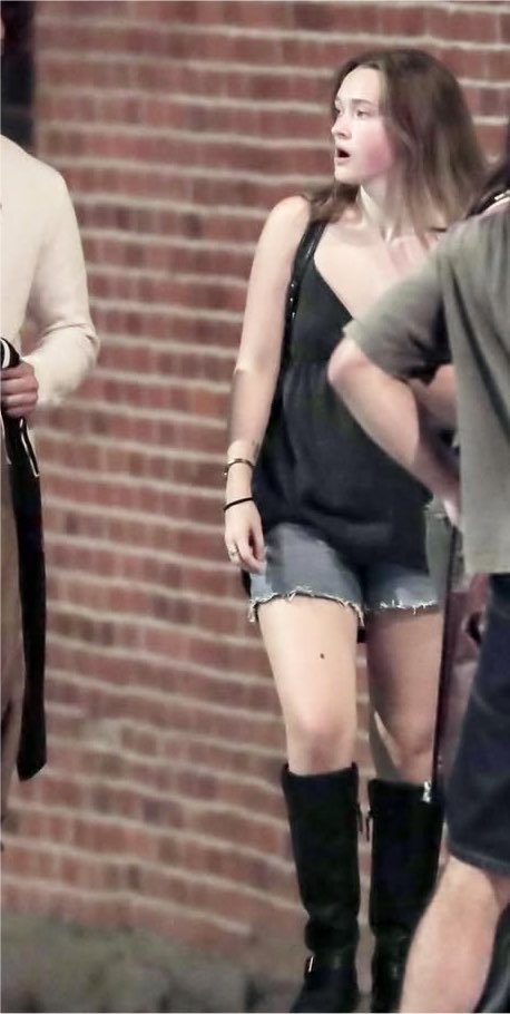 ivrshayes's tweet photo. india fowler te desafio a montar um look que não seja com essa bota e esse short https://t.co/Me23QhI4yk