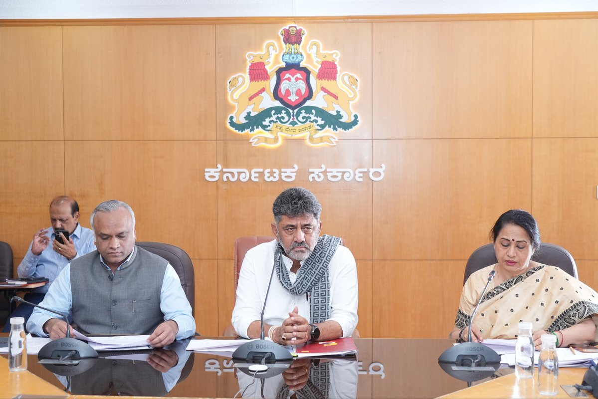 CMofKarnataka's tweet photo. ರಾಜ್ಯ ಸರ್ಕಾರದಲ್ಲಿ ಖಾಲಿ ಇರುವ ಹುದ್ದೆಗಳನ್ನು ಭರ್ತಿ ಮಾಡಲು ನಡೆಸಲಾಗುವ ಸ್ಪರ್ಧಾತ್ಮಕ ಪರೀಕ್ಷೆಗಳ ಸನ್ನದ್ಧತೆಯ ಮೇಲ್ವಿಚಾರಣೆ ಕುರಿತು ವಿಧಾನಸೌಧದಲ್ಲಿ ಇಂದು ಸನ್ಮಾನ್ಯ ಮುಖ್ಯಮಂತ್ರಿಗಳಾದ ಶ್ರೀ @DKShivakumar ಅವರ ನೇತೃತ್ವದಲ್ಲಿ ನಡೆದ ಸಭೆಯಲ್ಲಿ ಹಲವಾರು ಮಹತ್ವದ ವಿಷಯಗಳ ಕುರಿತು ಚರ್ಚಿಸಿದರು.

ಈ ವೇಳೆ ಗೃಹ ಸಚಿವರಾದ ಶ್ರೀ ಪ್ರಿಯಾಂಕ್ ಖರ್ಗೆ, ಸರ್ಕಾರದ ಮುಖ್ಯ ಕಾರ್ಯದರ್ಶಿ ಡಾ. ಶಾಲಿನಿ ರಜನೀಶ್ ಸೇರಿದಂತೆ ಹಲವು ಹಿರಿಯ ಅಧಿಕಾರಿಗಳು ಉಪಸ್ಥಿತರಿದ್ದರು.