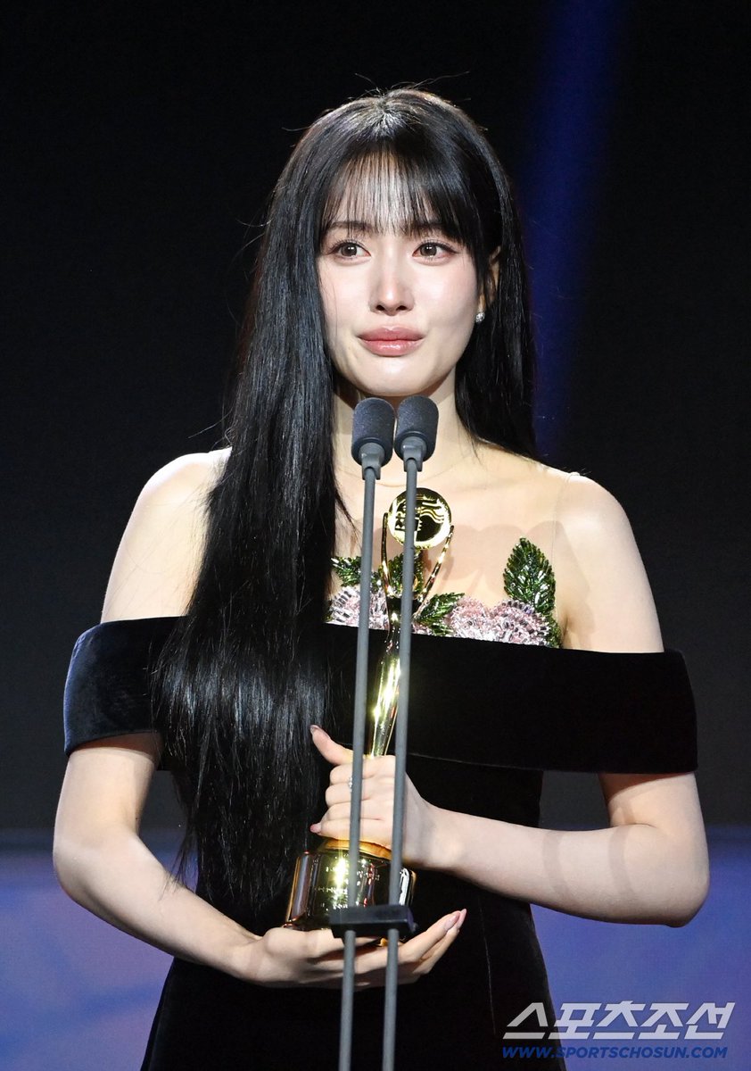 iconicstayc's tweet photo. SO PROUD OF YOON 🥹🏆

YOON BSA WINNER
#YoonBSAWinner
#Yoon #윤 #심자윤
#STAYC #스테이씨
#청룡시리즈어워즈 https://t.co/yLvLB2tKCL