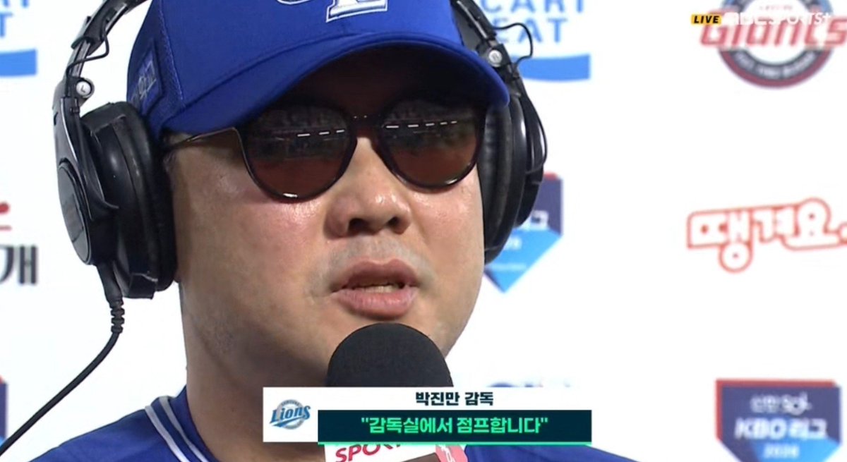pompombosal's tweet photo. 선수들이 동요안하게 하려고 표정변화를 최소화하는데 기분좋으면 감독실들어가서 점프한다

진만아좀 https://t.co/Z18igN9FS6