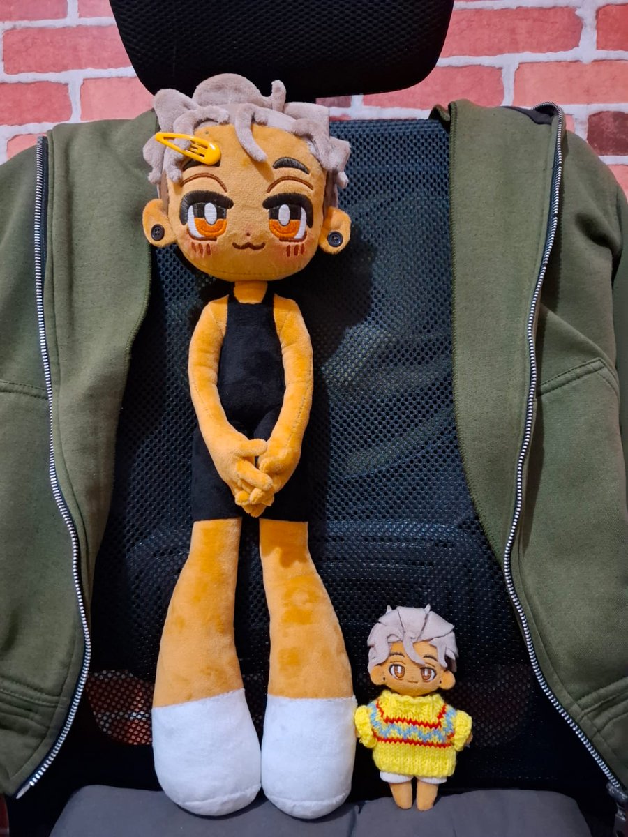 ocsbase2's tweet photo. halo gaes sender first time bikin plush besar (±55cm) oc! capek banget 😭 tapi setelah liat hasilnya tidak menyesal 🥹 (pic2 perbandingan dengan plush 13cm)

adakah yg pernah bikin atau komis plush oc nya? 👀 https://t.co/E16S9KV5Ut