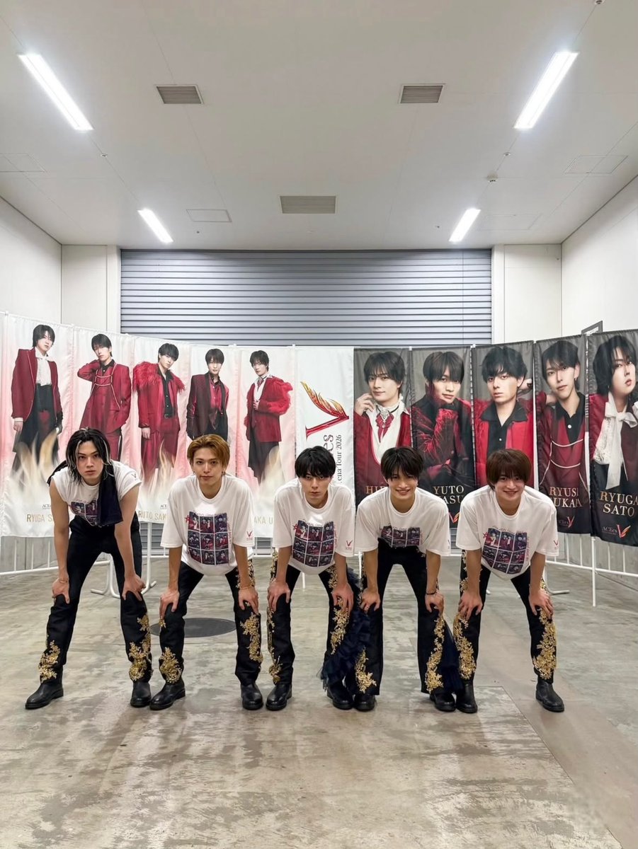 s2_ryuvely's tweet photo. ねぇりゅうがの脚の長さマジで言ってる？？？？？ https://t.co/uK8Qp1dtbx