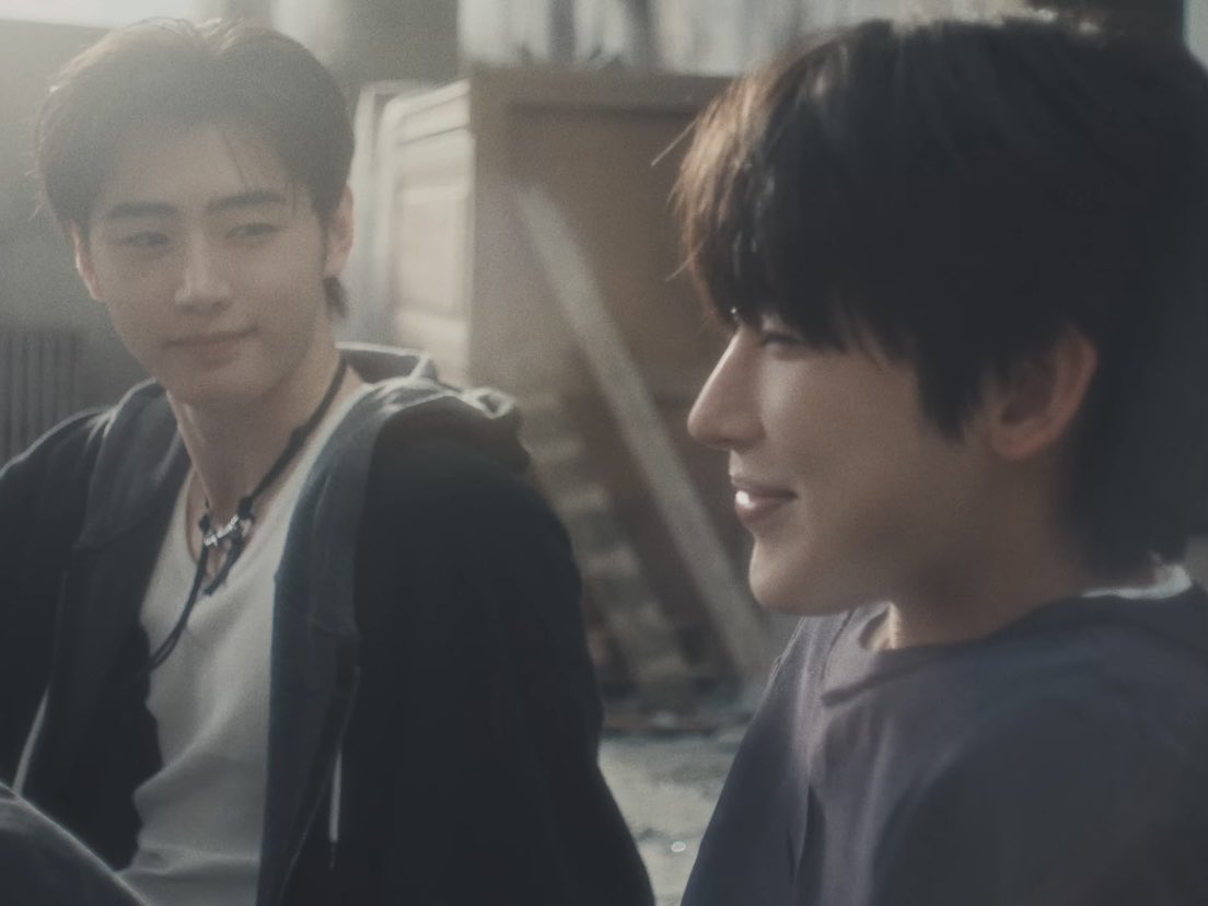 thjywnbi's tweet photo. meanwhile sunghoon: https://t.co/Y44z1H1ouc