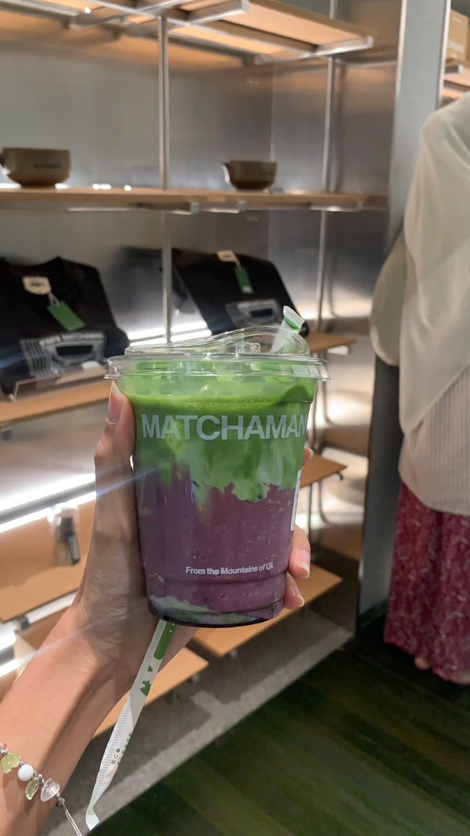 jvkezzy's tweet photo. aku abis beli ube matcha latte, ternyata enak jujurr 😭 ube nya kaya ada tekstur grenjel gitu wkwkwk https://t.co/YlHl2MKeCT