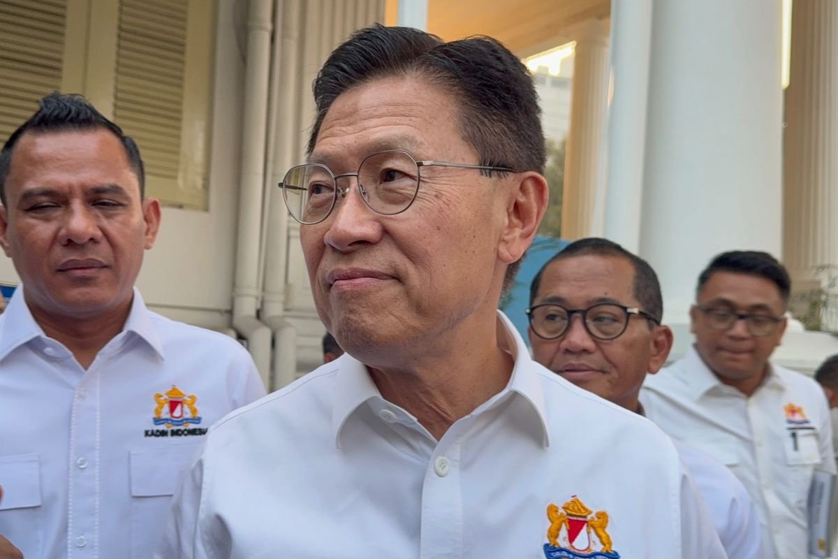 LambeSahamjja's tweet photo. respon konglomerat james riady soal pagar mall:
- dia bilang mal-mal lippo gak ikut-ikutan pasang pagar tinggi kayak mal lainnya
- katanya dalam 10 tahun terakhir, lippo mall justru bongkar pagar mereka, bukan pasang
- dia ajak semangat semua orang
- tapi dia ngerti kalau pengusaha lain jadi lebih hati-hati
- menurutnya sekarang emang zamannya bakal ada lebih banyak gejolak