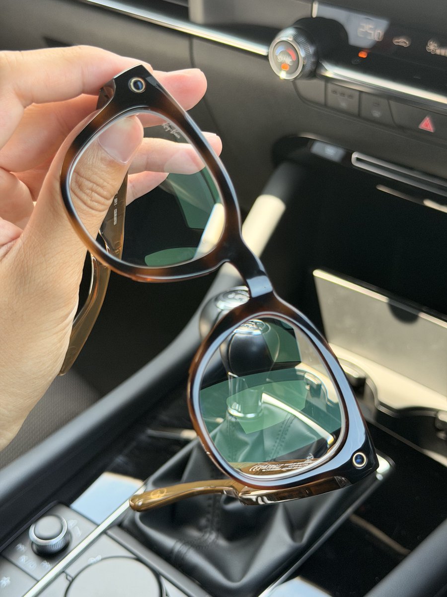 campus_coconut's tweet photo. Ray-Ban Metaを買いました。
Scriber OpticsのHavanaカラー。

オーセンティックなべっ甲柄とその奥に透けて見えるメカとのギャップが刺さりましてェ… https://t.co/uIj8VQxF0x