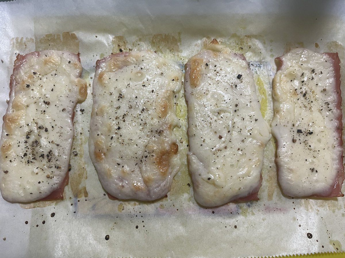 amase0205's tweet photo. みてみてーカロリー爆弾おつまみ〜
ベーコンの上にチーズ致死量かけて、トースターで焼き焼き。ブラックペッパーをぱら〜 https://t.co/vcmlb7ncom
