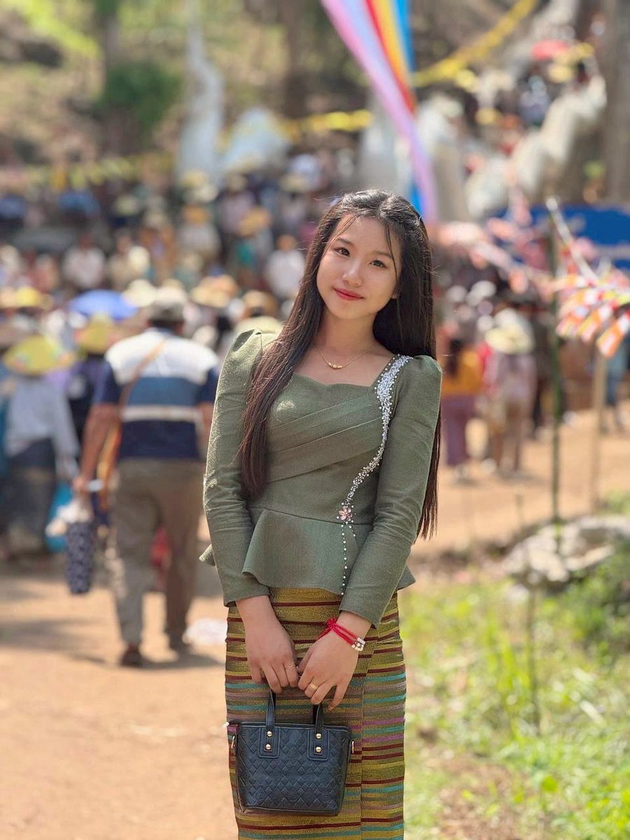 khur74858's tweet photo. #သၢဝ်တႆး #Tai #ရှမ်းမလေး #สาวไทใหญ่ #Shan https://t.co/IUWlEG52Tv