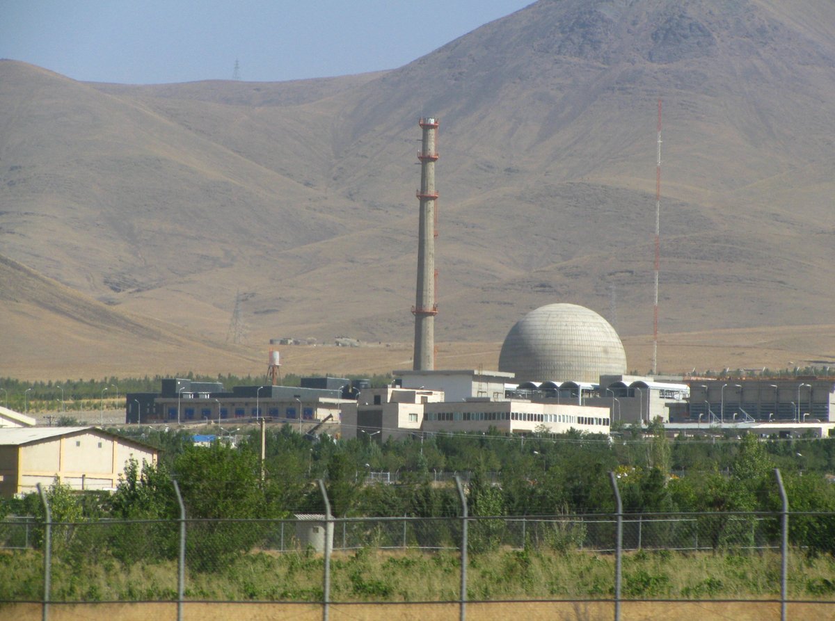 abulmuzaffar10's tweet photo. Btw… bilang "dikatakan" Iran sudah punya senjata nuklir itu berpotensi bikin diplomatic backlash dari Iran.

Pasalnya… sampai sekarang, Iran memang tidak punya.

Ini sudah dibuktikan oleh IAEA. Bahkan, Iran sudah menandatangani Non-Proliferation Treaty sebagai komitmen bahwa Iran tidak akan memiliki senjata nuklir.

Sudah ada fatwa juga dari Ayatollah Khamenei bahwa senjata nuklir itu Haram

Jadi, yang bilang Iran punya senjata nuklir itu klaim Amerika-Israel saja..

Yang kemudian menjadi alasan bagi Amerika dan Israel untuk menyerang Iran.

Adapun yang Iran punya itu rudal balistik, drone, dan jejaring paramiliter Syiah di Timteng.

FOTO 1:  Nanking2012 dari WIKIMEDIA
FOTO 2: By Fars Media Corporation dari WIKIMEDIA