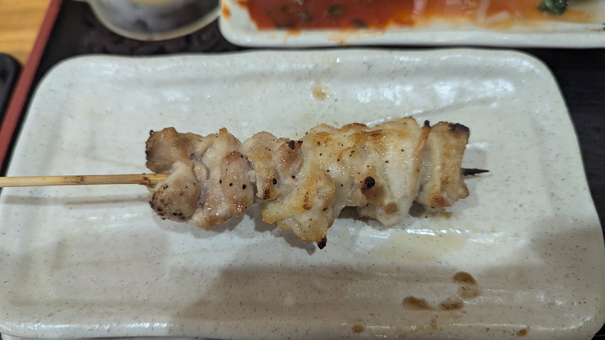 nomuturukuu's tweet photo. 原木中山のとりきで塩レバー、豚タン軟骨、どんどり、もも、ピーマン、ズッキーニ。
どんどりは軟骨付きのぼんじりだそうです。普通のぼんじりより脂っこさを感じない。 https://t.co/5vBz1v2qUe