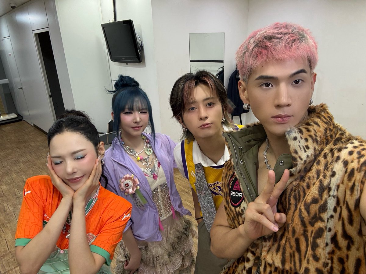 KARD_Official's tweet photo. [📷]
260731 MAKESTAR 팬사인회

#KARD #카드
#BackToLife https://t.co/0NHuQ3Q3i3