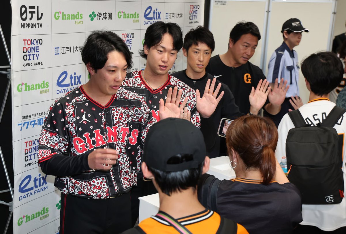 TokyoGiants's tweet photo. 「令和8年熊本地震」の被災地支援として、試合前に巨人選手らによる募金活動が行われました。

社会貢献活動「G hands」の一環で、#山﨑伊織、#赤星優志、#船迫大雅、#泉圭輔、#小笠原慎之介 の5投手と、#長野久義 編成本部参与、熊本県出身の #藤村大介 スコアラーが参加しました。
https://t.co/vS1OV48ko5