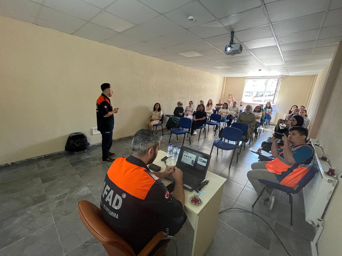 AFAD_Bartin's tweet photo. Müdürlüğümüz eğitmenleri tarafından Bartın Aile ve Sosyal Hizmetler İl Müdürlüğü personellerine yönelik KBRN Farkındalık ve Şüpheli Posta Eğitimi verilmiştir.

@AFADBaskanlik 
@tcbartinvalilik 
@AFADegitim https://t.co/labIo0RDJC