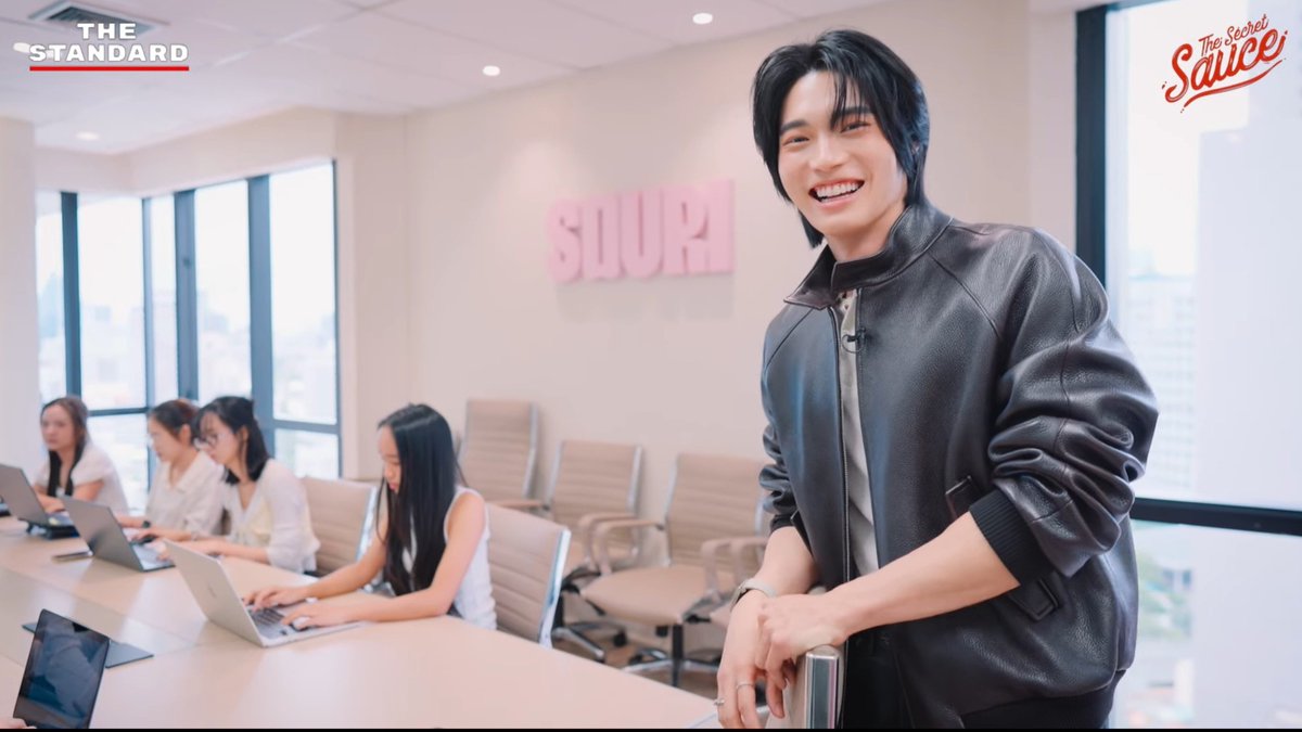 angelllll_21's tweet photo. His CEO mode at the office 🫠🫠

#winmetawin 
#SOURI #SOURIBKK 
#TheSecretSauce https://t.co/aOERc5dzJ6