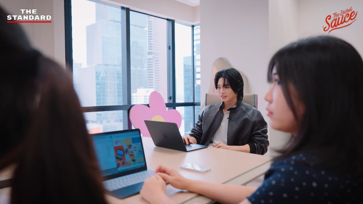 angelllll_21's tweet photo. His CEO mode at the office 🫠🫠

#winmetawin 
#SOURI #SOURIBKK 
#TheSecretSauce https://t.co/aOERc5dzJ6