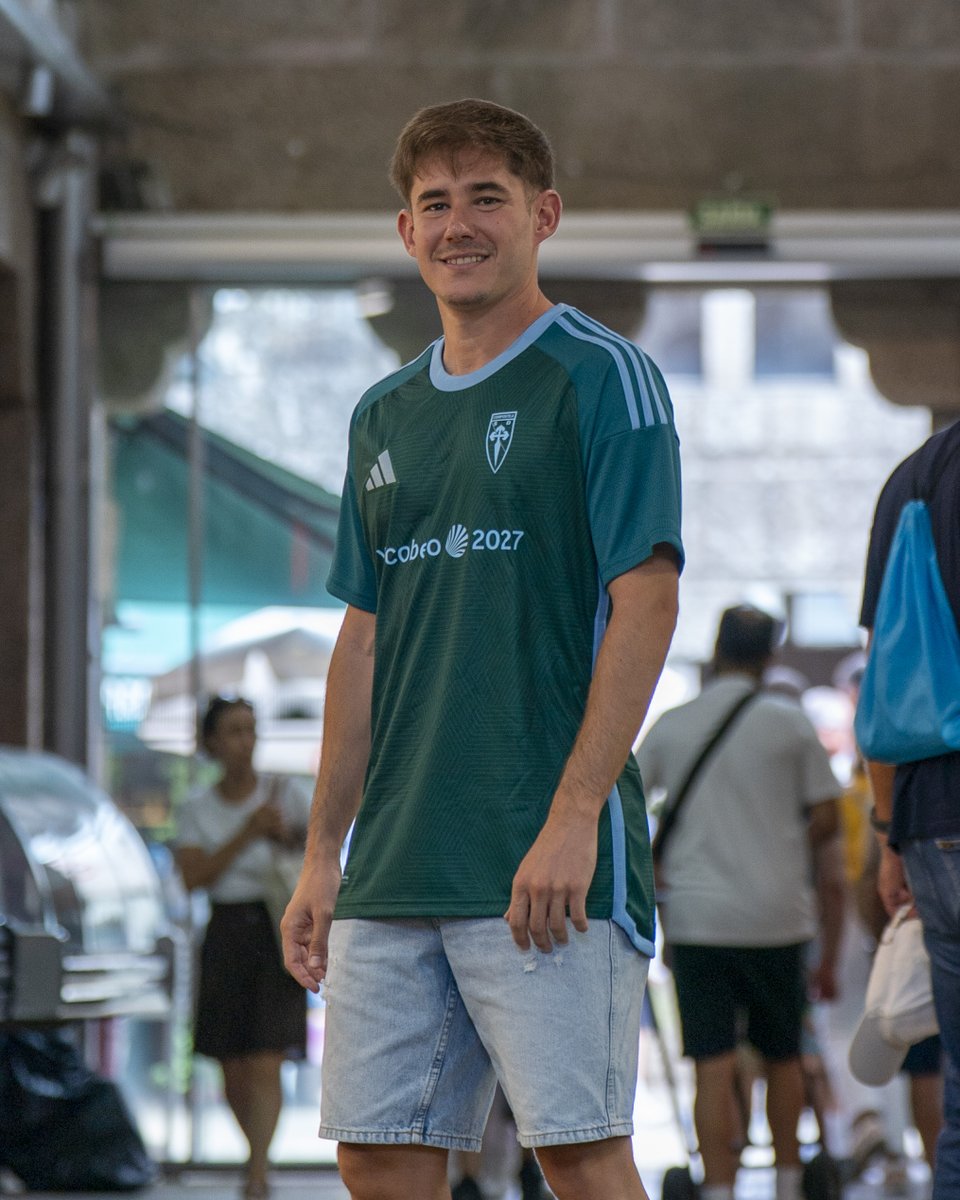 SD_Compostela's tweet photo. 💚🩵 Os tons verdes evocan a cor característica da zona vella e do Mercado
 
🆕 Foi presentada na Praza con Álex Gil, Jordan e Miguel Prado; e coa presenza dos concelleiros Pilar Lueiro e Xan Duro; e a xerente de Abastos, Marta Rey

ℹ️ https://t.co/JULj4s1Em4
 
📸 @nacho_castano_ https://t.co/iMSO8A8bKX