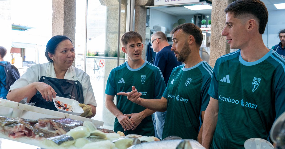 SD_Compostela's tweet photo. 💚🩵 Os tons verdes evocan a cor característica da zona vella e do Mercado
 
🆕 Foi presentada na Praza con Álex Gil, Jordan e Miguel Prado; e coa presenza dos concelleiros Pilar Lueiro e Xan Duro; e a xerente de Abastos, Marta Rey

ℹ️ https://t.co/JULj4s1Em4
 
📸 @nacho_castano_ https://t.co/iMSO8A8bKX