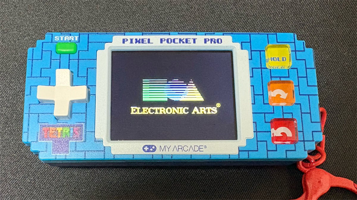 snotbubbles's tweet photo. 『TETRIS ピクセルポケットプロ』
本機オリジナル仕様のテトリスに加えて、海外GENESIS(メガドライブ)ソフト6タイトル＋同人ソフト1タイトルが入っているので実質メガドライブミクロです。(セガとエレクトロニックアーツのロゴも出現) https://t.co/X27ZCeJE6a