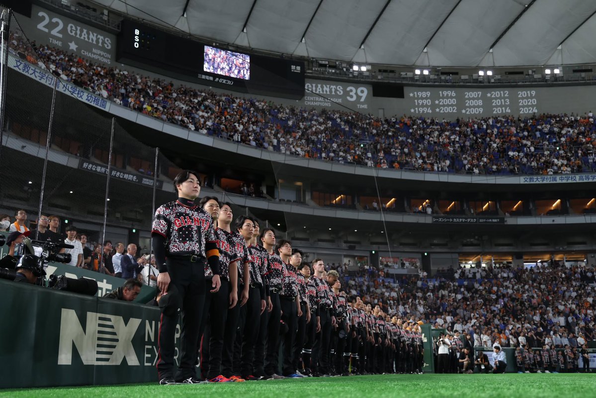TokyoGiants's tweet photo. 「令和8年熊本地震」の被災地支援として、試合前に巨人選手らによる募金活動が行われました。

社会貢献活動「G hands」の一環で、#山﨑伊織、#赤星優志、#船迫大雅、#泉圭輔、#小笠原慎之介 の5投手と、#長野久義 編成本部参与、熊本県出身の #藤村大介 スコアラーが参加しました。
https://t.co/vS1OV48ko5