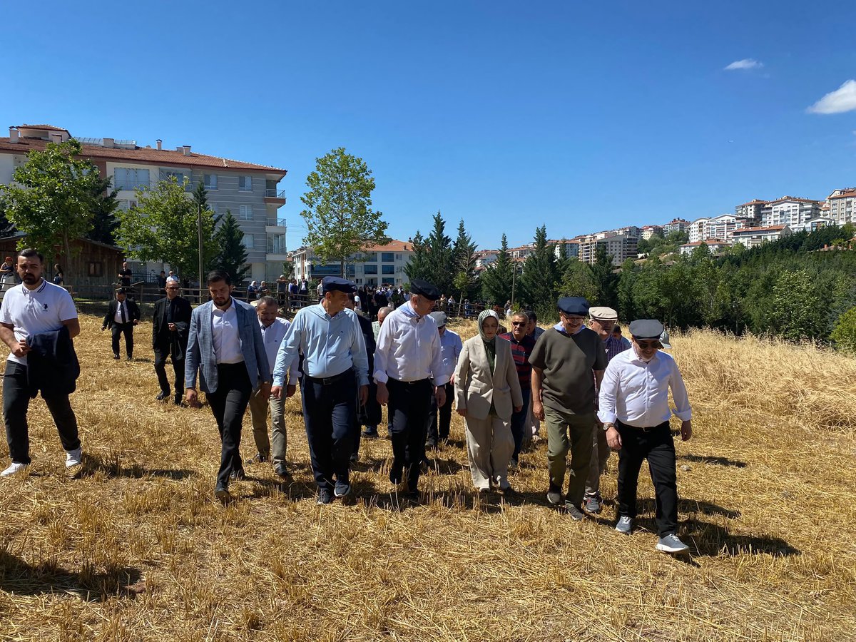 Fatih__Bildik's tweet photo. 📍#Altınköy Açık Hava Müzesi

Köy yaşantısının güzelliğini ve toprağın bereketini gözler önüne serildiği Geleneksel Altınköy Hasat Festivali ‘ne;

Genel Başkan Yardımcımız, Milletvekilimiz @DrOmerileri, önceki dönem Cumhurbaşkanı Yardımcımız, Milletvekilimiz @fuatoktay, Milletvekillerimiz @selvacam, @avademyildirim, Belediye Başkanımız @DrVeyselTiryaki, Tarım ve Orman Bakanlığı Bakan Müşaviri Elif Yeşim Çağlar, Yönetim Kurulu Üyelerimiz, Meclis Üyelerimiz, Muhtarlarımız ve değerli ilçe sakinlerimiz ile katıldık.

Köy hayatında toprağı işlemenin, üretimin ve alın terinin önemini idrak ettiğimiz bu anlamlı ve kıymetli organizasyon için Belediye Başkanımız @DrVeyselTiryaki ‘ye ve Altındağ Belediyemize teşekkür ederiz.

#KalbimizAltındağ 

@akaltindag 
@altindagbel