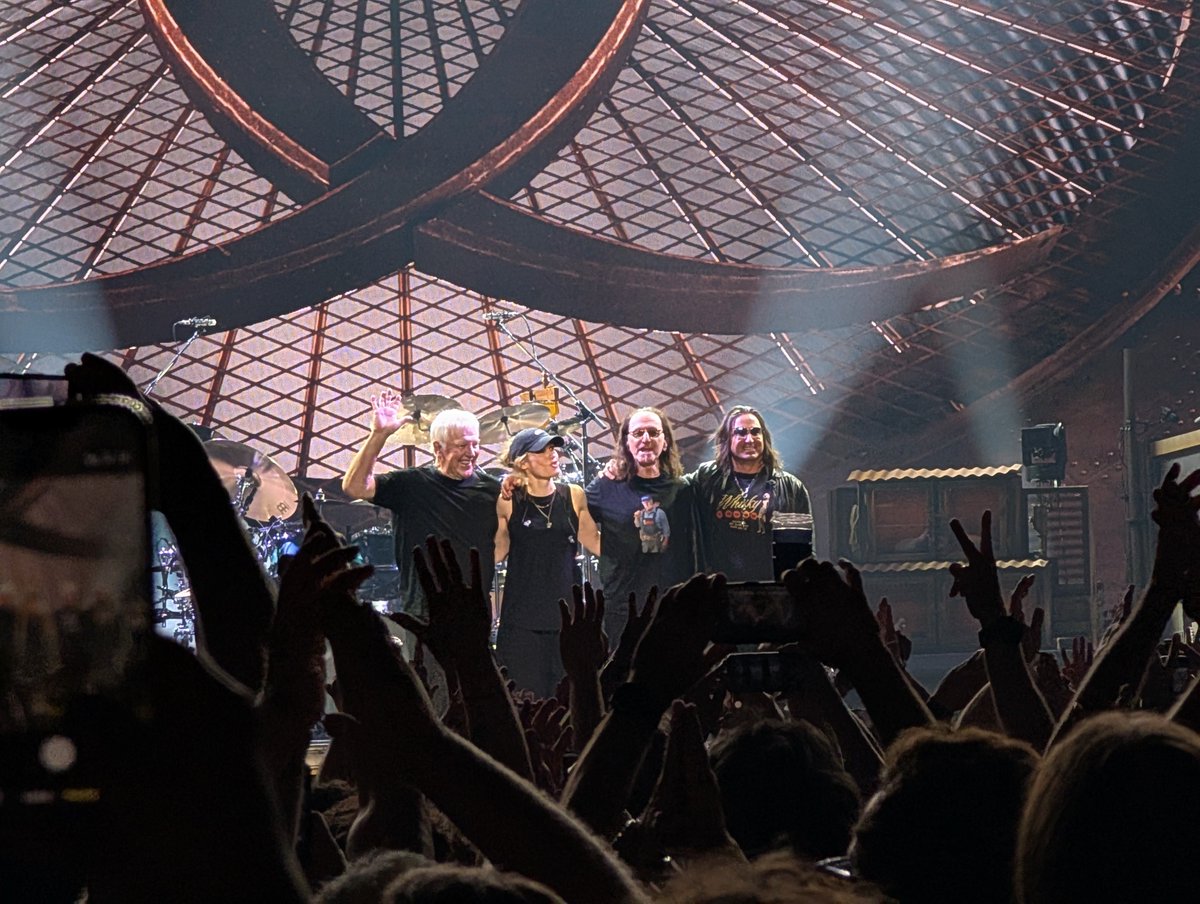 RushFanCast's tweet photo. More pics from an EPIC night in NYC seeing @rushtheband. This was our first time seeing Rush with our extended #RushFamily and we were blown away by the band and thrilled to hang with our friends. See you Saturday at #MSG!! https://t.co/jLBRufaTpl