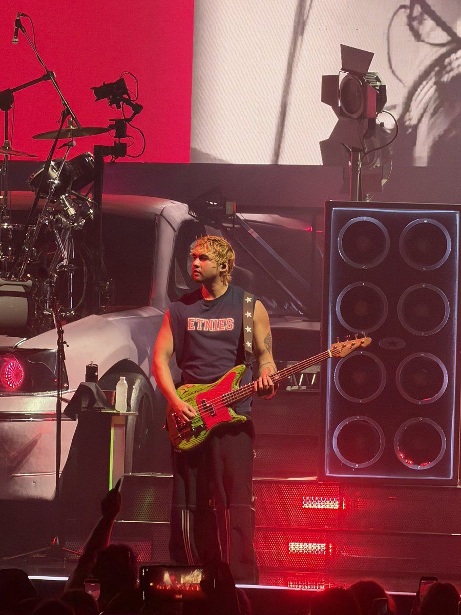 hannahhsos's tweet photo. Take me back to 5sos right now https://t.co/loKZSZC2NI