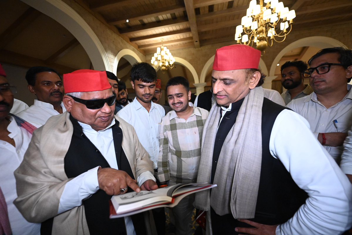 yadavakhilesh's tweet photo. वरिष्ठ सांसद श्री अवधेश प्रसाद जी को जन्मदिन की हार्दिक बधाई! 

आपकी सार्थक सक्रियता यूँ ही जारी रहे और साम्प्रदायिक राजनीति के ख़िलाफ़ आप हर बार विजयी हों, यही शुभकामना है। https://t.co/k6EswqAYPv