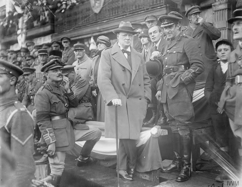 NPWH2022's tweet photo. #historybooks #wwiihistory #WorldWarII #wwiibooks #britain #churchill

📸1. Official entry into Lille. The Minister of Munitions, Winston Churchill, watching the march past of the 47th Division in the Grande Place, Lille. 28 October 1918. https://t.co/KfCv0DdYYJ