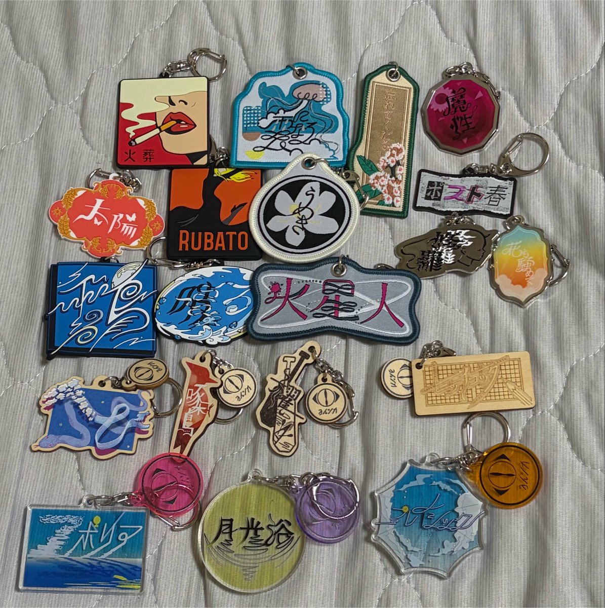 Y1Cj0's tweet photo. ガチャコンプできました🌸
交換して下さった方々に感謝です߹-߹
#ヨルシカ_一人称 https://t.co/JQ6xii8HX7
