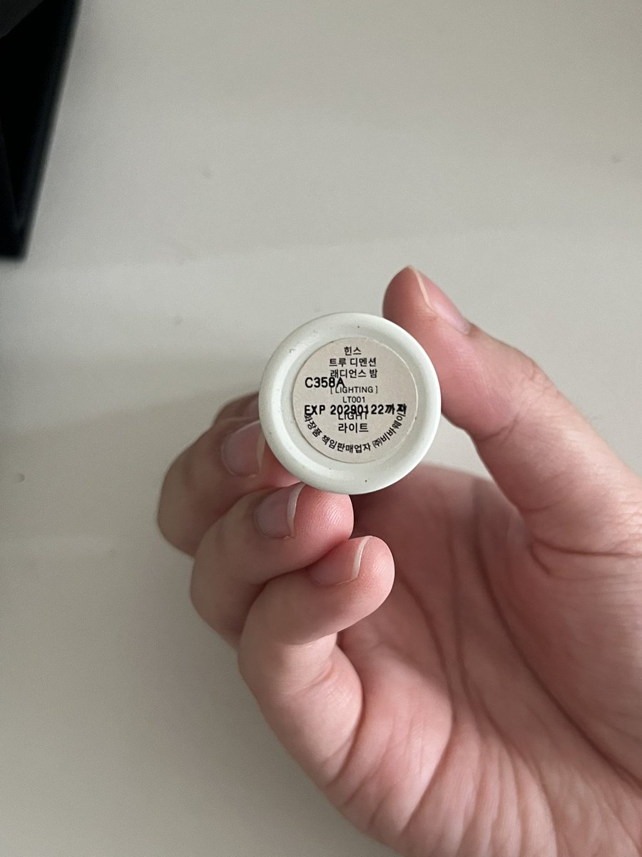 seull_gi's tweet photo. Hince highlight balm stick 
01 Light (~70%)
300 free shipping 
Exp 2029 
without package naka🧑🏻‍🩰

Mention or follow before dm kub
#ส่งต่อคสอ https://t.co/pzGM6t7hjW