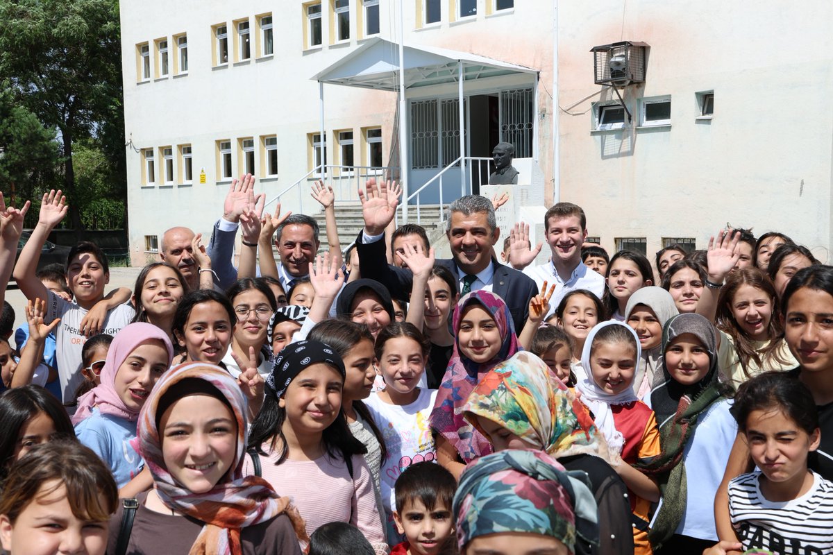 Erzurum_Mem's tweet photo. 🎶📚 Şükrüpaşa Ortaokulumuzda Yaz Kursu Coşkusu

İl Millî Eğitim Müdürümüz Sayın Süleyman Ekici, yaz kursları kapsamındaki ziyaretlerini Şükrüpaşa Ortaokulumuzda sürdürdü.

Öğrencilerimiz, Sayın İl Müdürümüzü hazırladıkları anlamlı gösteriyle sürpriz bir şekilde karşılayarak duygu dolu anlar yaşattı. Bu anlamlı karşılama için öğrencilerimize teşekkür eden İl Müdürümüz, sınıfları ziyaret ederek öğrencilerimizle sohbet etti, kurs sürecine ilişkin düşüncelerini dinledi.

Samimi ve sıcak bir atmosferde gerçekleşen buluşmada, çocuklarımızın heyecanı ve mutluluğu görülmeye değerdi.

#ZİRVEDEEĞİTİMERZURUMDAGELECEK

@tcmeb @Yusuf__Tekin @ekicis20