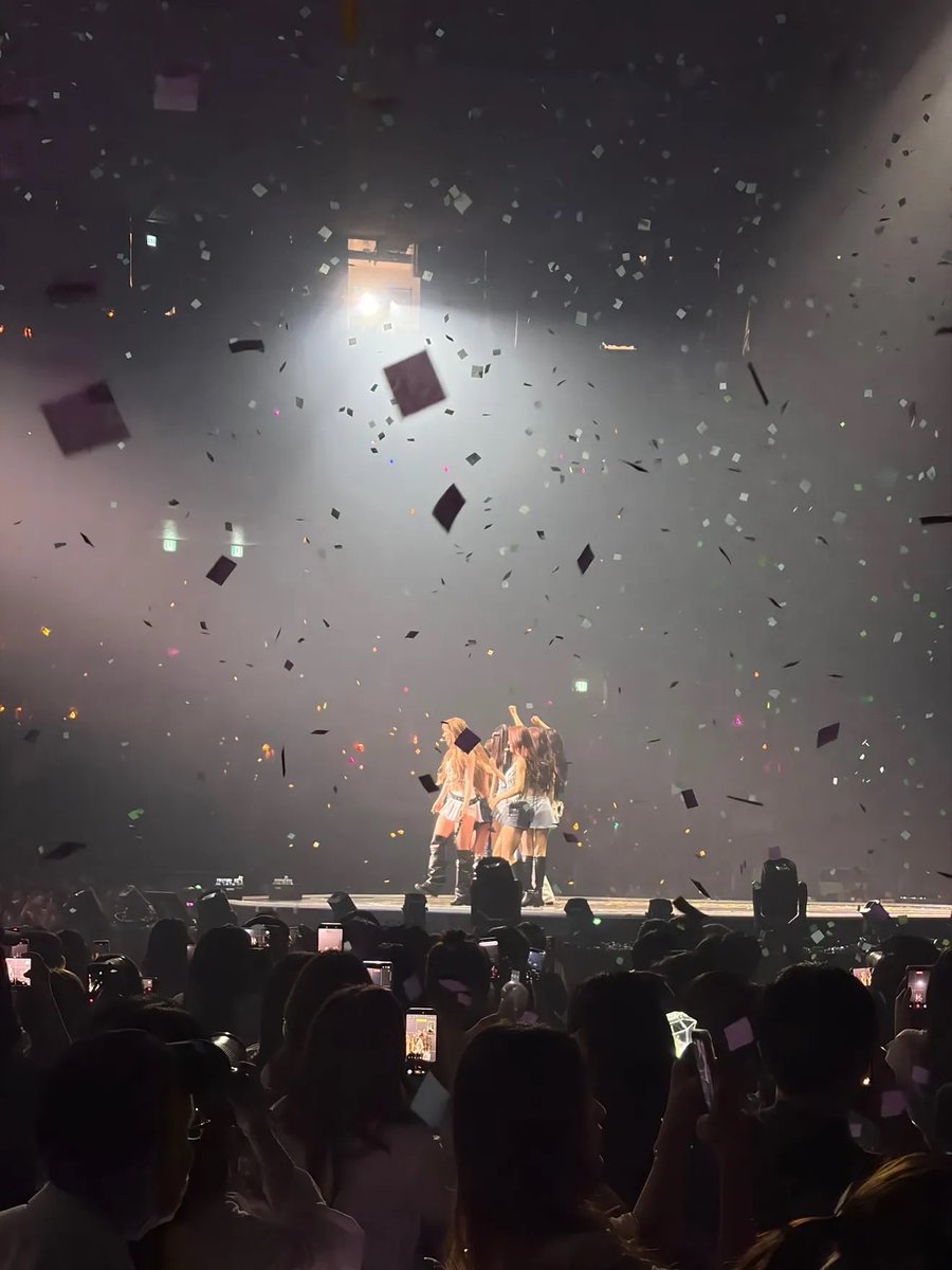 hiddenjxoxo's tweet photo. Yoojung final msg: 
"Because my beginning was I.O.I,
because the people I shared that journey with were the members,
I’m so, so happy.

Our Angdungies,
who were by our side back then,
and who are by our side now as well,
who said, “I like IOI,”
and who still say it now. ♡ 
[..] https://t.co/pg7Ovmezfn