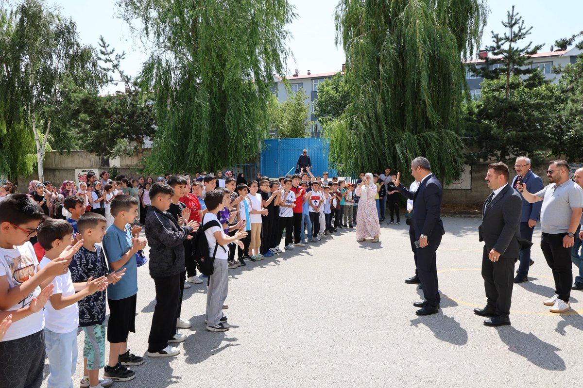 Erzurum_Mem's tweet photo. 🎶📚 Şükrüpaşa Ortaokulumuzda Yaz Kursu Coşkusu

İl Millî Eğitim Müdürümüz Sayın Süleyman Ekici, yaz kursları kapsamındaki ziyaretlerini Şükrüpaşa Ortaokulumuzda sürdürdü.

Öğrencilerimiz, Sayın İl Müdürümüzü hazırladıkları anlamlı gösteriyle sürpriz bir şekilde karşılayarak duygu dolu anlar yaşattı. Bu anlamlı karşılama için öğrencilerimize teşekkür eden İl Müdürümüz, sınıfları ziyaret ederek öğrencilerimizle sohbet etti, kurs sürecine ilişkin düşüncelerini dinledi.

Samimi ve sıcak bir atmosferde gerçekleşen buluşmada, çocuklarımızın heyecanı ve mutluluğu görülmeye değerdi.

#ZİRVEDEEĞİTİMERZURUMDAGELECEK

@tcmeb @Yusuf__Tekin @ekicis20