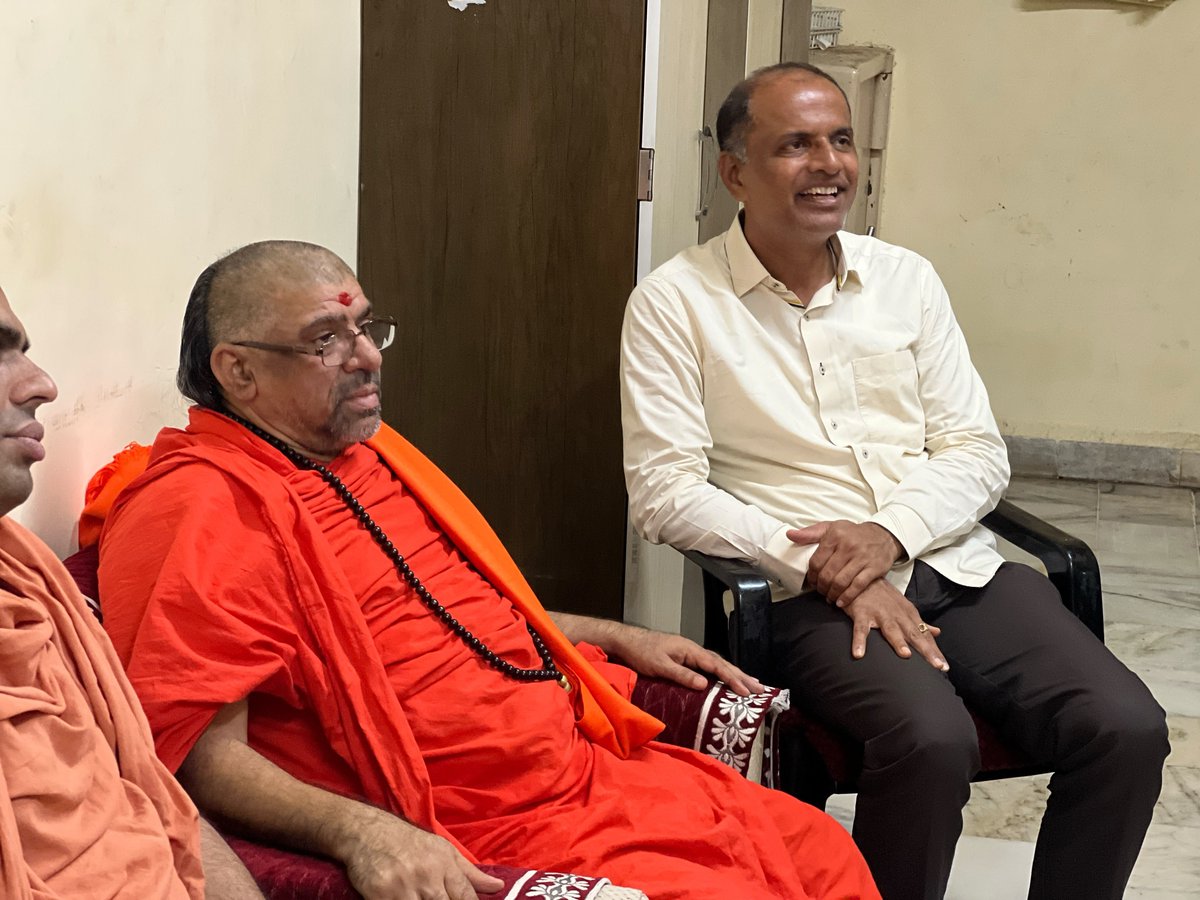 Ashishdavebjp's tweet photo. શ્રી સ્વામિનારાયણ મંદિર, કાલુપુર–અમદાવાદના મહંત શ્રી પી.પી. સ્વામી સાથે શુભેચ્છા મુલાકાત કરી તેમના આશીર્વાદ મેળવ્યા. https://t.co/8vD5ONBCqF