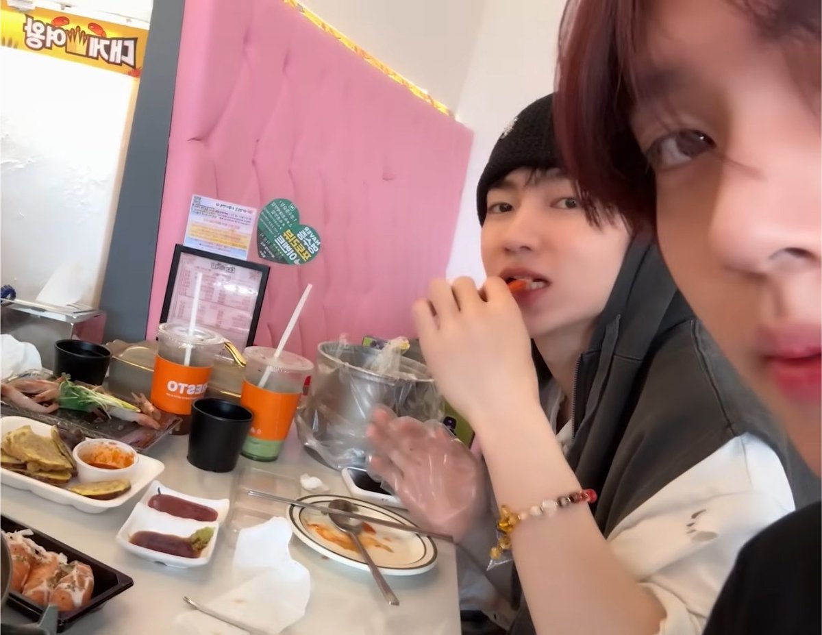 gongning__'s tweet photo. 커플 여행 브이로그 같아서 보기 힘들어 https://t.co/aHUeAVdeKV