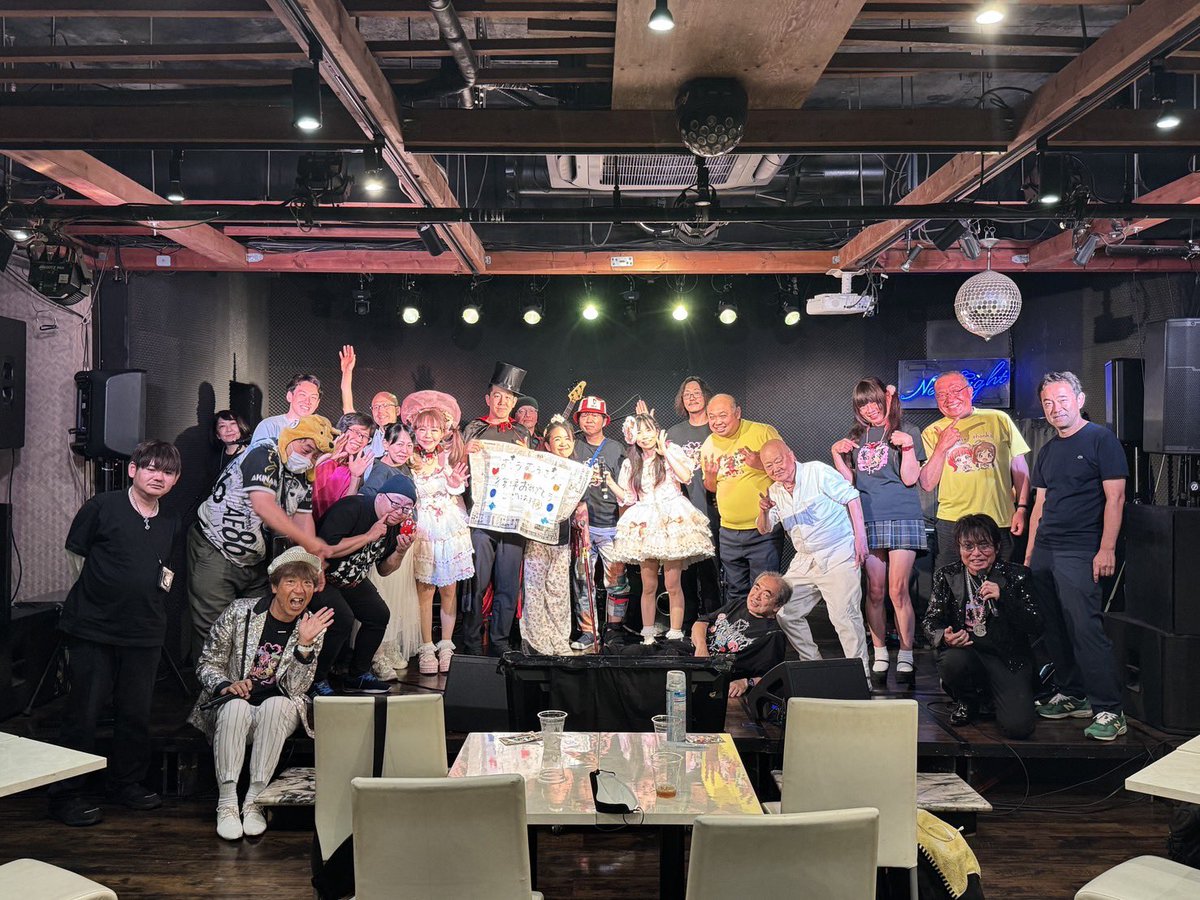 708Subway's tweet photo. お疲れ様です。45分、残業して、8時間45分、仕事しました。仕事帰りに、蒲田ニューエイトに寄りました。ミリオンキッスワンマンライブ見に行きました。第二部に、ものまね、マジックショーに出演しました。皆さんリアクション受けて嬉しかったです^_^最高に楽しかったです😆 https://t.co/oVEXCfMd4M