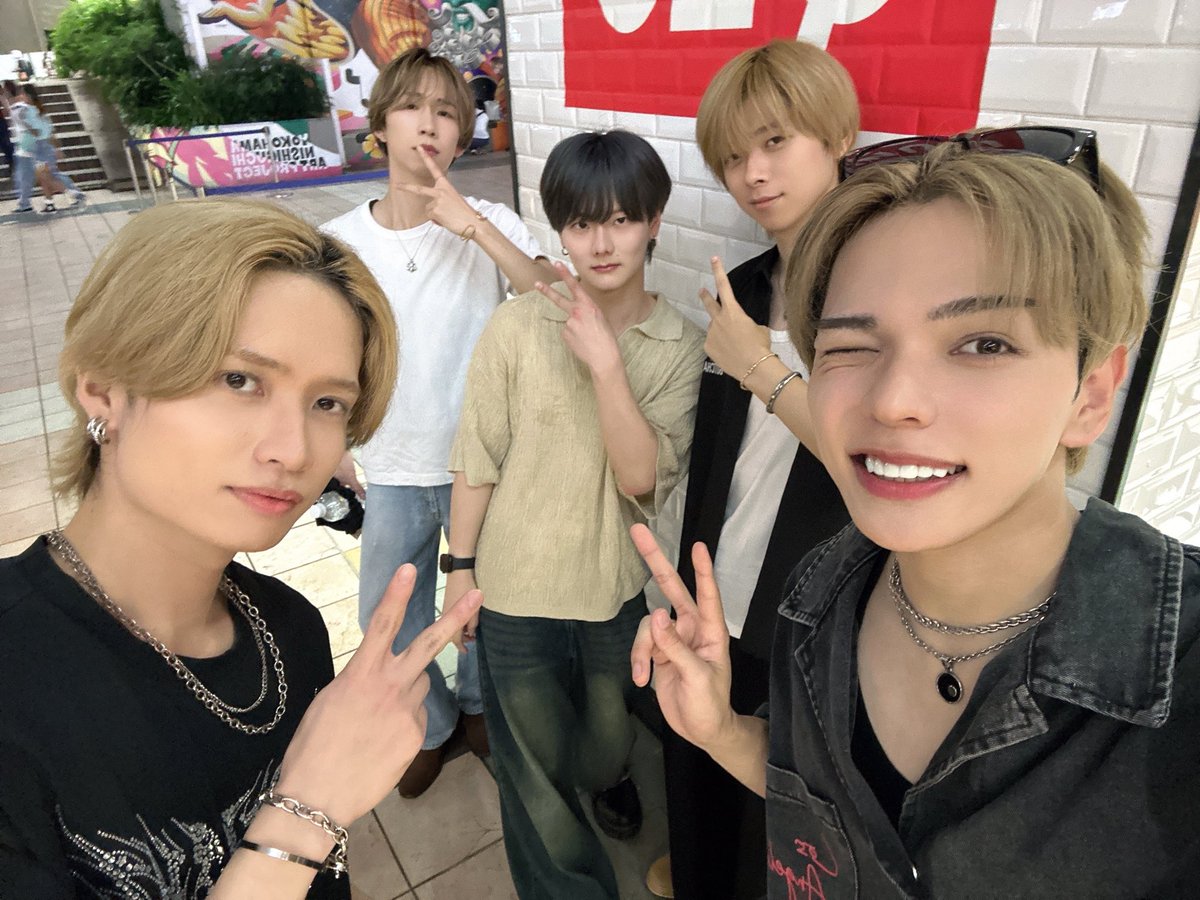 kousei_furugen1's tweet photo. 横浜ビブレさんありがとうございました✨
7月ラストライブも楽しんでくれたかな！？
僕は心から楽しかった！みんながいてくれて、
笑ってくれて、改めてアイドルっていいなって
思えた日でした😊8月もよろしくね！！！
次回は7日！横浜ビブレさんで待ってるね🧡 https://t.co/oCV9fYdjRv