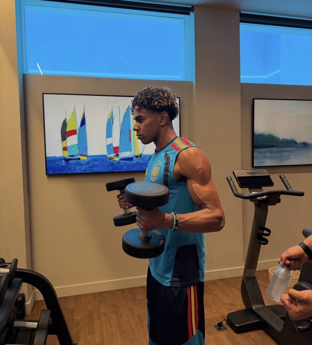 ElChirincirco's tweet photo. ¿Por que este año no se está informando minuto a minuto de las vacaciones de Lamine? ¿Quizás porque convenía dar lecciones morales sobre un cumpleaños de un chaval de 18 años, pero no apetece ver a un campeón del mundo de 19 años entrenando incluso en vacaciones?

No creo, ¿no? https://t.co/STMPMGOLQ2