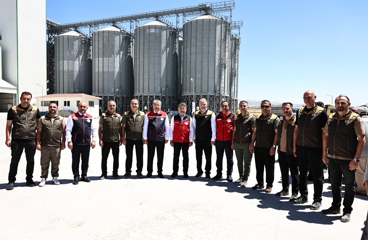 OfisTMO's tweet photo. Tarım ve Orman Bakanımız İbrahim Yumaklı, Sivrihisar Ajans Amirliği Ek Tesislerimize teşrif ettiler. 

📑 Ziyaret kapsamında ürün analiz süreçleri hakkında bilgi alan Sayın Bakanımız, üreticimiz Faruk Koç’un ürün analiz işlemlerini bizzat gerçekleştirerek alım belgesini kendisine takdim etti.

🎥 Ardından tesis sahamızda basın açıklamasında bulunan Sayın Bakanımız, yoğun şekilde devam eden hasat sezonu faaliyetleri kapsamında toplam alım miktarının 1️⃣0️⃣ milyon tona yaklaştığını ifade etti.

🌾 Sayın Bakanımız ayrıca, bereketli bir hasat sezonu öngörüsüyle yüksek kapasiteli depolarımızın yanında aylar öncesinden hazırlıklarını tamamladığımız açık yığın sahamızda da incelemelerde bulundu.

Teşrifleri için Sayın Bakanımıza, özverili emekleri ve üretime katkılarıyla ülkemiz tarımına değer katan kıymetli üreticilerimize şükranlarımızı sunuyor; hasat sezonunun ülkemiz ve üreticilerimiz adına hayırlı ve bereketli olmasını diliyoruz.