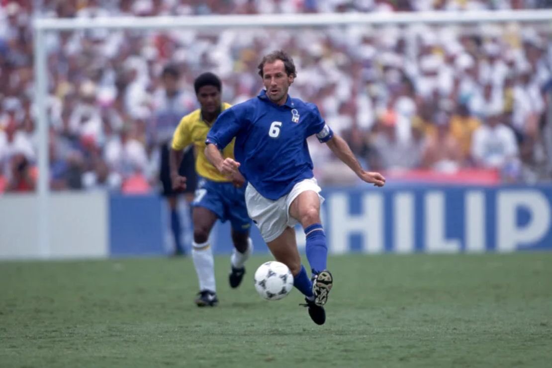 F11Telefunken's tweet photo. La camiseta por fuera, siempre, y la cabeza bien alta. Franco Baresi, el jefe de la defensa del, para muchos, mejor equipo de la historia: el Milán de finales de los ochenta. Arrivederci, capitano. https://t.co/3AHxlrNy5y