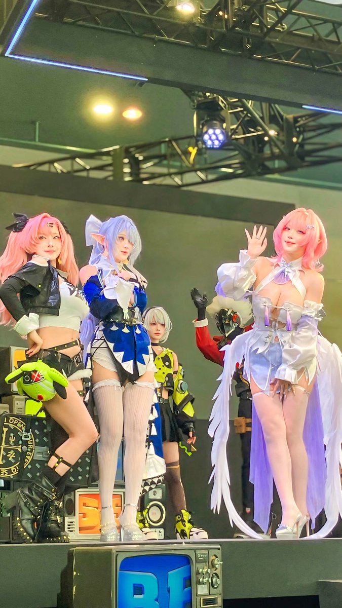 I_am_saejima's tweet photo. 爆美女お姉さんたちの隙間から手振ってるビリー超かわいいからみて https://t.co/AzNK0eHM9w
