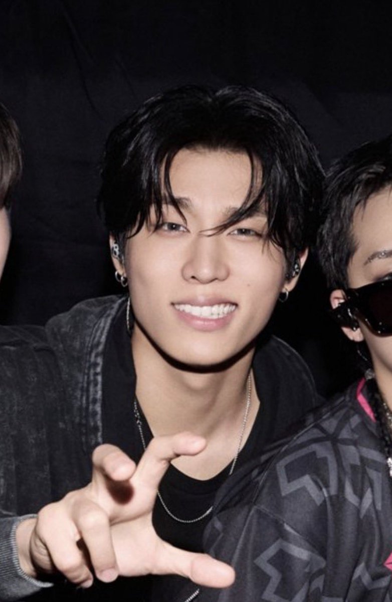 _smilejw's tweet photo. พี่อู๋ยิ้มแบบนี้เราก็เขินอ่าดิ กุตายยย หล่อจังพ่อ https://t.co/1GJYuoMpQl