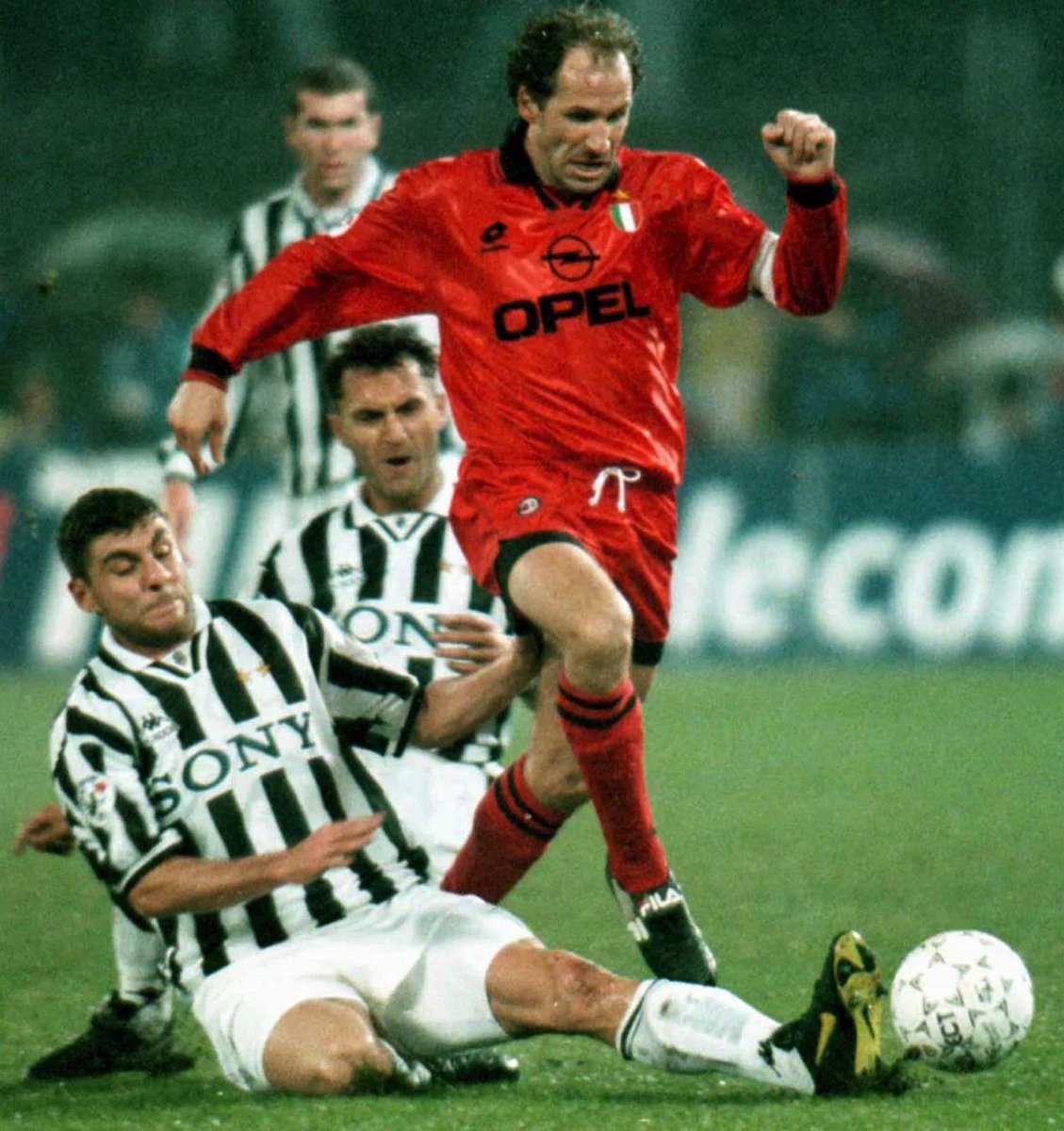 PortalMilan's tweet photo. Ahora las generaciones entenderán lo grande que fue FRANCO BARESI.

Un jugador extraordinario y que siempre puso al AC Milan y la Azzurra por delante de todo.

Por siempre serás EL CAPITANO! https://t.co/yipDuz6uDj