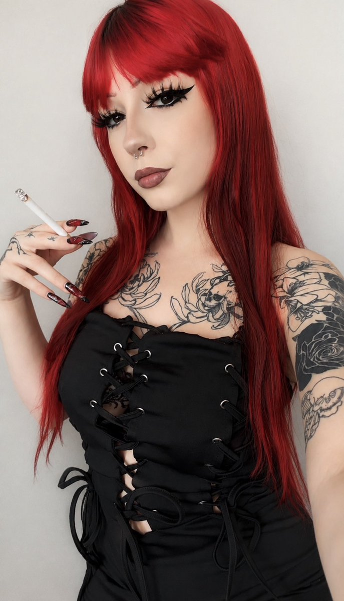 LadyK3rla's tweet photo. Patrzcie, ale pamiętajcie, że samo patrzenie nic nie daje. 🖤 https://t.co/SOCOYEUazJ