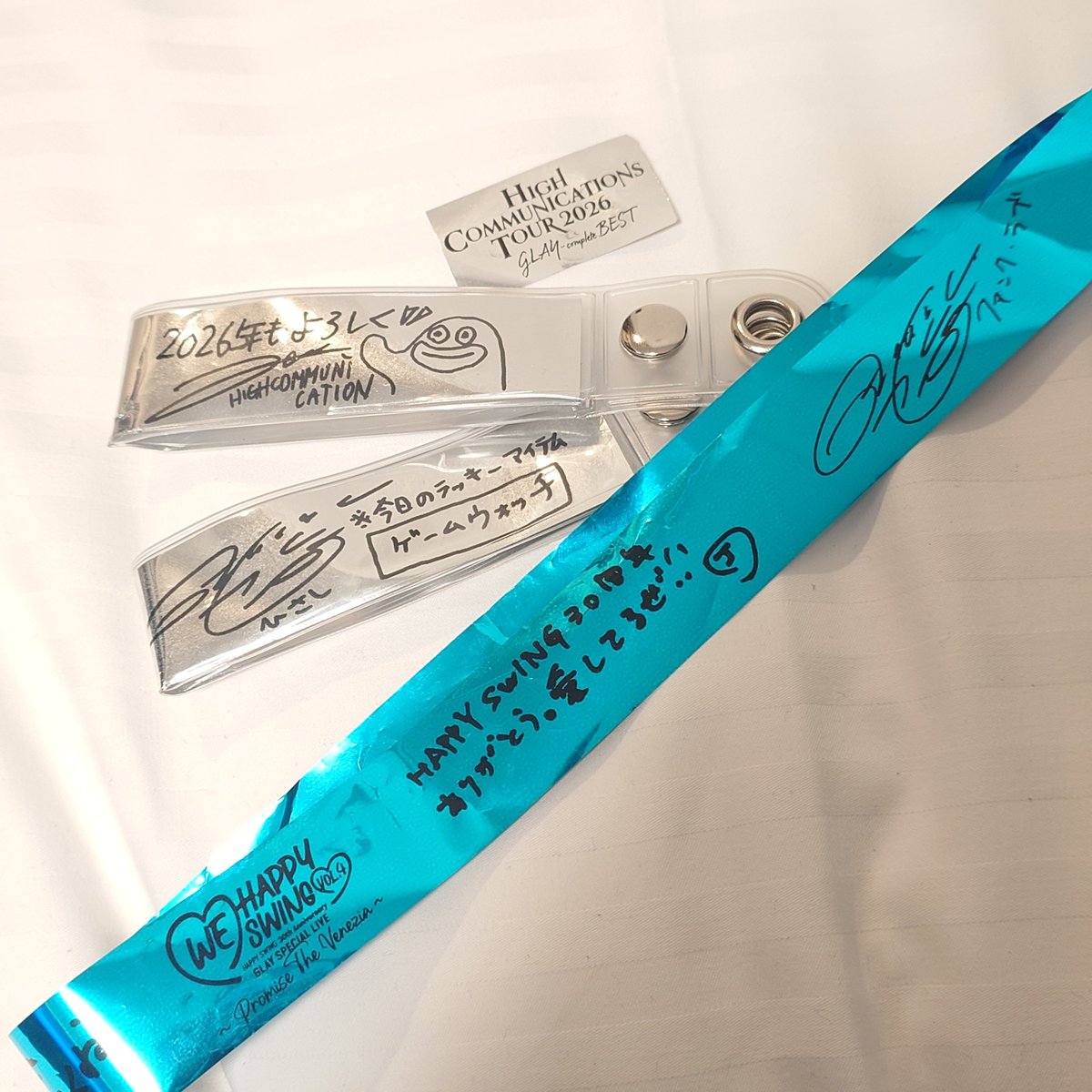 ruineesanMH's tweet photo. 隣の席の方と少しコミュニケーションがとれて、気さくに会話して下さり、あたしが今日誕生日だと知ると鞄に大事につけていた以前のツアーの銀テをプレゼントして下さいました😭✨️
そして今日取れなかった銀テ(青テ？)は、その方のお友達様からいただけて…本当に素敵な誕生日になりました😭💜感謝 https://t.co/wMnJsAZLRT