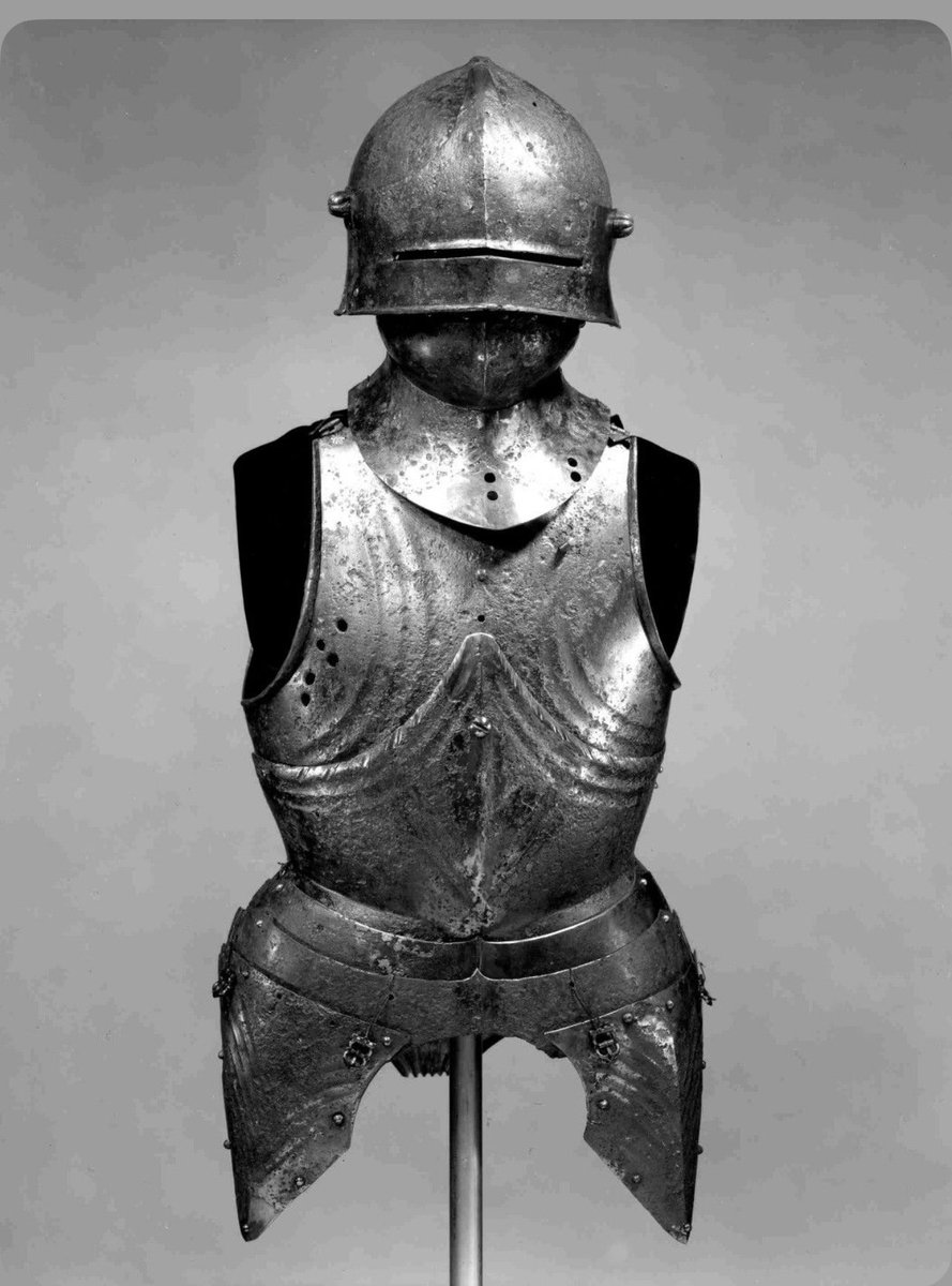 Argonaut1535's tweet photo. ⚔️Here are some figures from the late 15th/early 16th century illustrating how prevalent plate armor had become:

-In 1495, Kaiser Maximilian I von Hapsburg bought over 1000 infantry plate armors from Nuremberg.

-In 1508, Maximilian I bought around 4,000 full infantry plate armors for the arsenal in Vienna

-Between 1510-1514 King Henry VIII of England ordered over 10,000 suits of armor for his army and retinue!!

The mechanization of trip hammers and grinding/polishing via water wheels allowed for a boon in plate armor mass production-particularly in Northern Italy, Austria, and Southern Germany; regions of almost constant conflict. Most infantryman of the late 15th/early 16th had some form of plate armor like in the pics below! #armor #medieval #renaissance