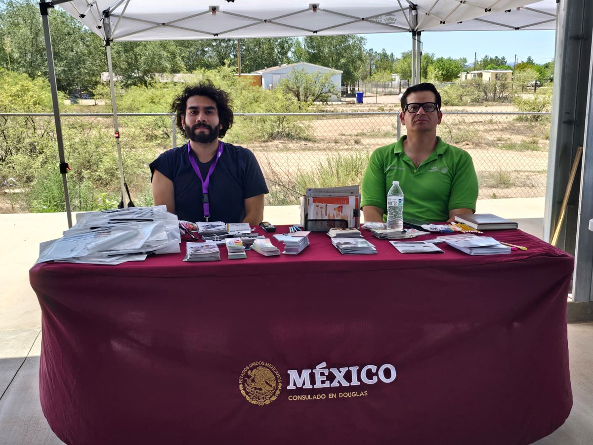 ConsulMexDou's tweet photo. En el marco de la #SALE, #ConsulmexDouglas visito Willcox, Arizona, para brindar orientación a trabajadores agrícolas y participar en las actividades comunitarias.
Si necesitas orientación o asistencia legal, comunícate con nosotros al 520-226-1356.
#AsesoríasLegales #PALE https://t.co/gYiINL7lGN