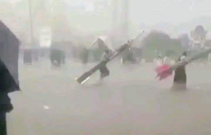 taha7367's tweet photo. #عاجل وفاة اربعة صواريـ.ـخ فرط صوتي
وانقاذ اثنين كرار  وصماد بعد الامطار الغزيرة في #ميدان_السبعين اليوم
كراتين الفرط الصوتي اللي يضحك بهم الحوثي على العالم طلعوا بلاستيك ..
قادمون يا #صنعاء وخلي الكذب ينفعك. https://t.co/qZmufQs3PU