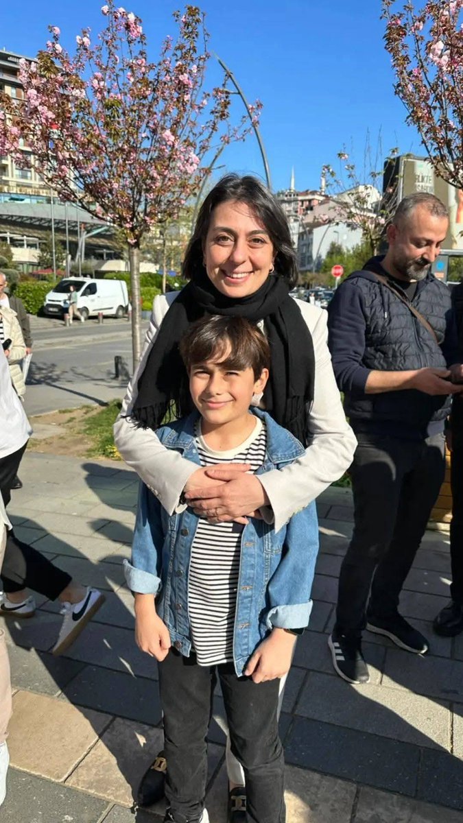 TOPRAK_2_'s tweet photo. Eskişehirli varlıklı bir ailenin kızı, İTÜ Gemi inş mühendisliği mezunu, İBB. Şehir Hatları genel müdürlüğü sırasında AKP döneminde zarar üstüne zarar eden, kendi vapurlarının bakımını Haliç Tersanesi'ne sahip olmasına rağmen özel tersanelerde yaptıran şirketi tekrar kâra geçirdi. Deniz taksileri tasarladı ve Haliç Tersanesi'nde üretti. Kapatılması düşünülen Haliç tersanesini ayağa kaldırdı.
Sonra AKP'nin kalesi olan Üsküdar'ın belediye başkanı oldu. AKP nin bıraktığı 1.3 milyarlık borcu devr aldı ve sıfırladı.
AKP ye ait Tügva, Türgev, Ensar gibi vakıflara bedelsiz verilen 26 taşınmazı  geri aldı ve sözleşmelerini iptal etti. Ruhsatsız işgalleri yıkıp halkın hizmetine açtığı için hedef oldu.
Üsküdarlılar'a sorun bakalım memnunlar mı, değiller mi çalışmalarından,
Ama mesele bu değil elbette.
Tek bir muhalif belediye başkanı kalmayıncaya kadar, bu siyasi gözaltı ve tutuklamalara devam  edecekler. 
Mesele yolsuzluk değil, mesele  kaybettiklerini geri almak,  
AKP'li belediyeleri niye sorgulamıyorsunuz? Oralarda herşey çokmu düzgün işliyor?
@sdedetas  
#üsküdarbelediyesi