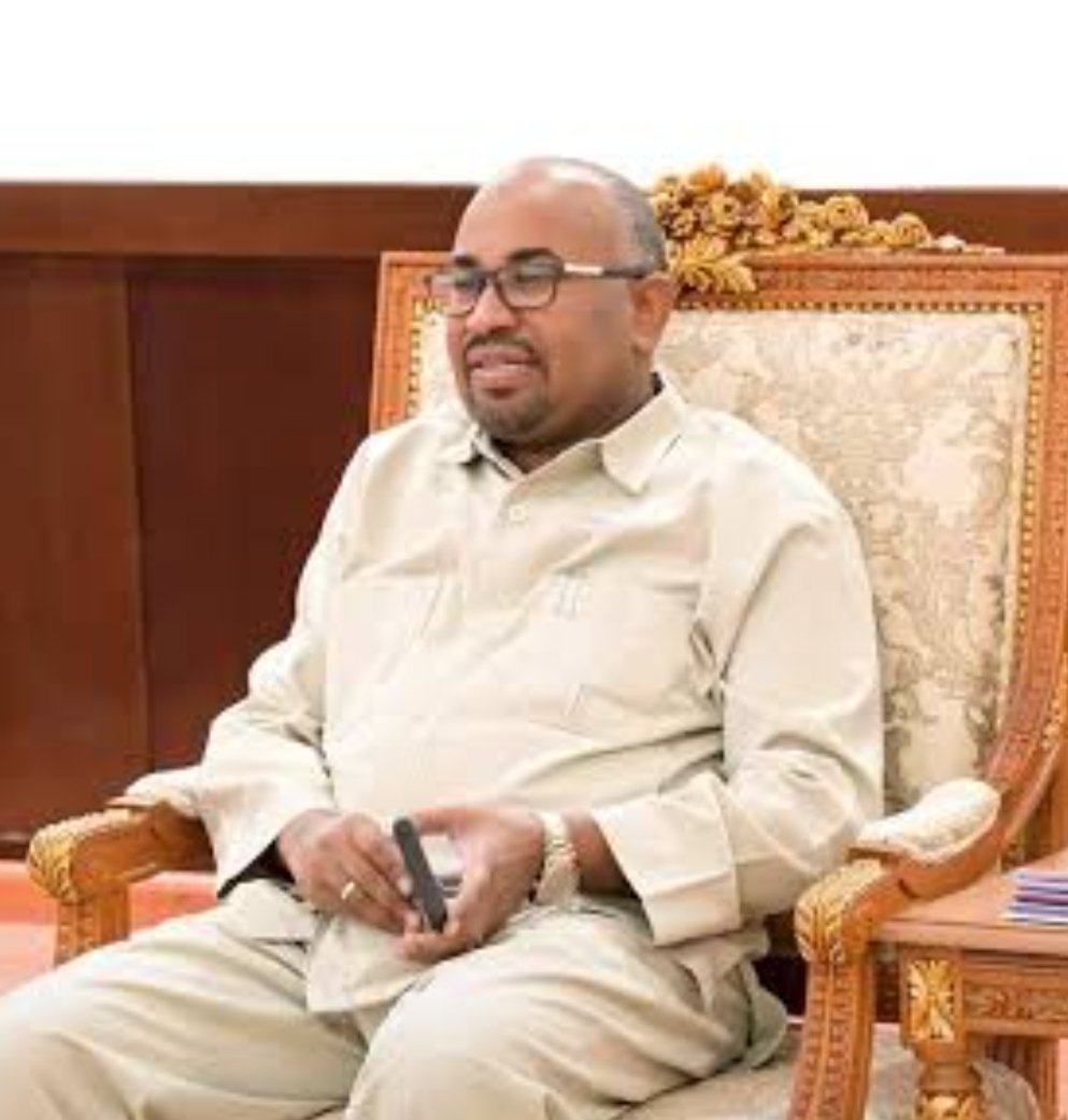 atafmohamed3's tweet photo. هل تعلم أن مستشار رئيس الوزراء ومدير مكتبه، نزار عبد الله محمد، قد تم تعيينه عضواً بمجلس إدارة شركة أليانس للتعدين الروسية، من قبل وزير المعادن، نور الدائم طه، باستحقاقات دولارية مجزية ومُقدرة؟
لا ندري ما هي مؤهلات السيد المستشار لتقلد هذا المنصب، في شركة التعدين، وهو لا يحمل أي خبرات في هذا المجال!!!

ولك أن تعلم - يا رعاك الله- أن شركة أليانس للتعدين في السودان مملوكة وتابعة لمجموعة إميرال للموارد (Emiral\ Resources)؛ ويقع مقرها الرئيسي في دبي بدولة الإمارات العربية المتحدة، ومنها تُدار العمليات الاستثمارية والمالية للمجموعة في قطاع التعدين بأفريقيا بأكملها.
#السودان #sudan